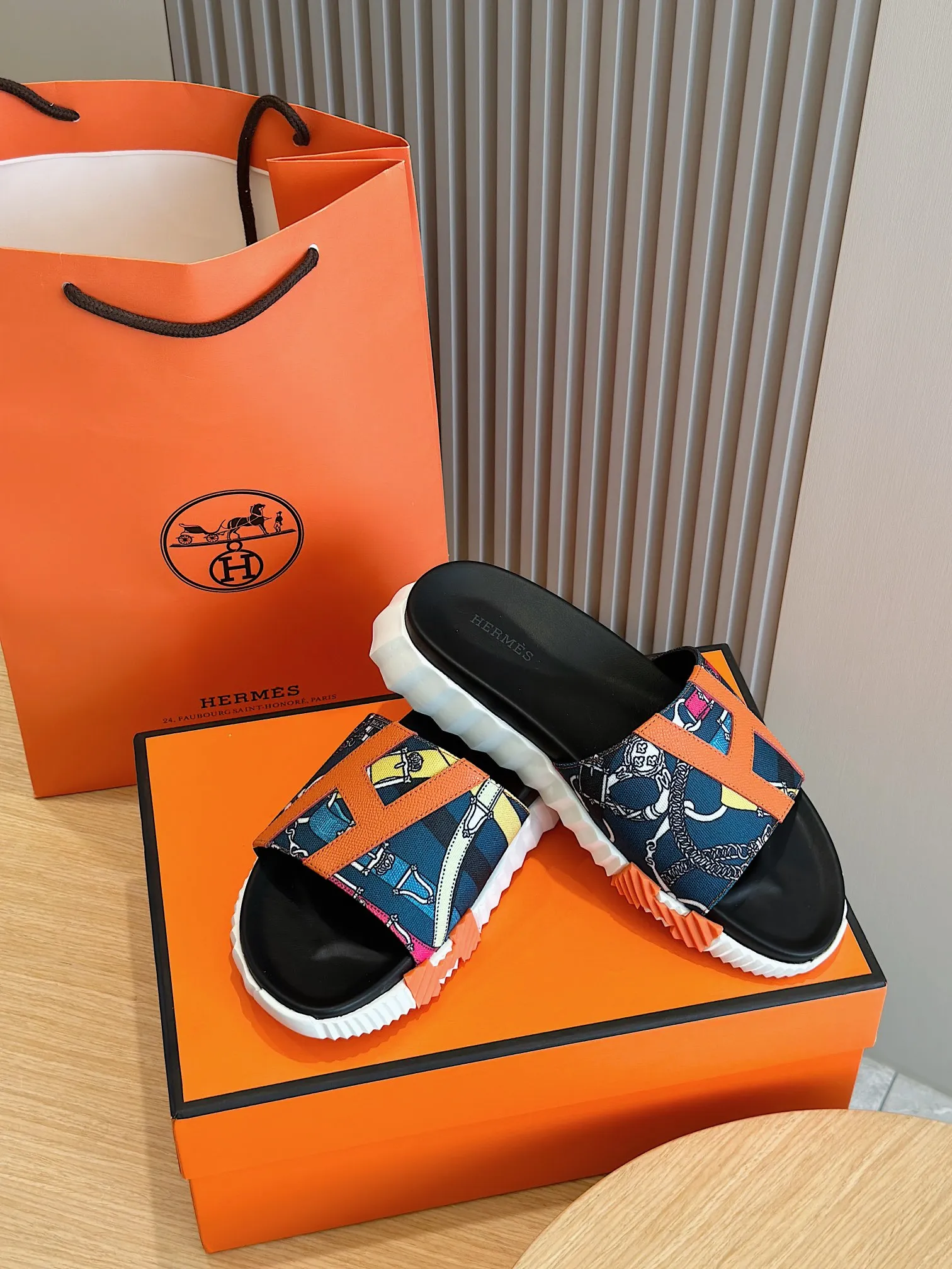 [HERMÈS] Top men's shoes 💰: 340💰 Size: 39-44 (38.45 46 custom-made) Herme*H Home Hermès Men's Sandals and Slippers - Original Replica Purchase the original version and make it one to one, the outsole is privately modeled, and the outsole color corresponding to each color is the same as the original version. Come to those who know the stuff 💪 The ultra-light soles are designed in contrasting colors, and they feel so comfortable on your feet! Calfskin, cowhide feet, private mold outsole.